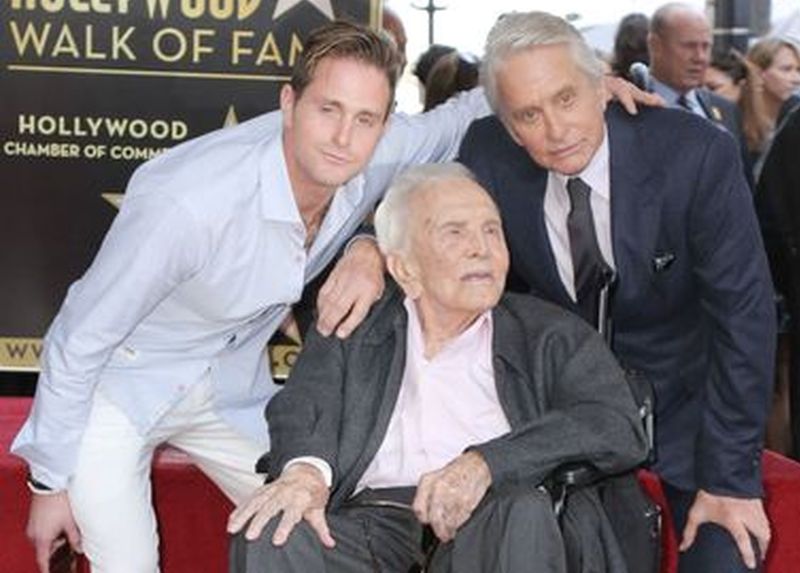 kirk douglas son fils michael douglas son petit fils cameron douglas novembre 2018