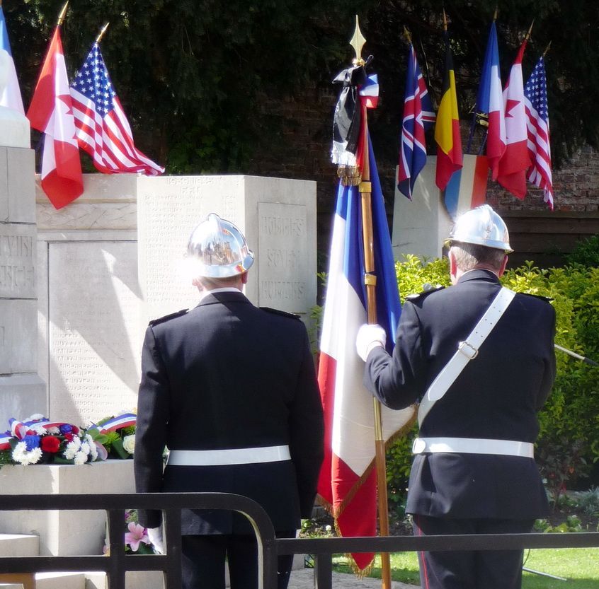 Polnecq drapeau en berne 8 Mai 2015 P1270296